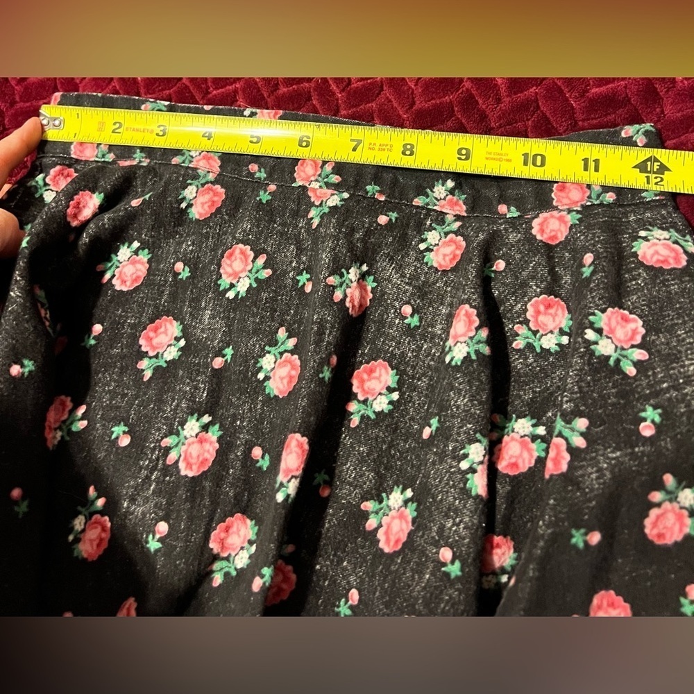 True Vintage 1950’s Black W/ Roses Cotton Felt A-line Circle Skirt XSmall 24” UC - Picture 3 of 8
